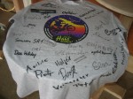 Unterschrift aller Teilnehmer auf T-Shirt