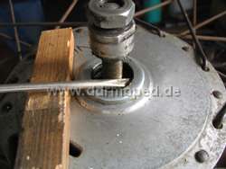 Staubdeckel entfernen