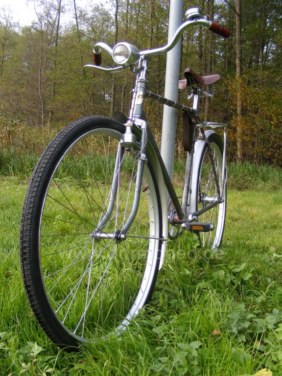fahrrad mit dünnen reifen und gepäckträger